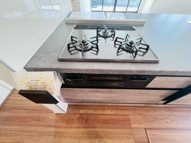 ケイアイグレイス／南区富合町１期／１号棟のキッチン|三口コンロでお料理の効率も上がります。