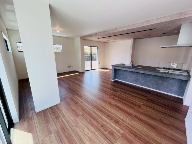 ケイアイグレイス／南区富合町１期／１号棟の居間・リビング|キッチンからリビング全体が見渡せます。家族の様子を見ながら料理ができる使い勝手のいいLDKです。