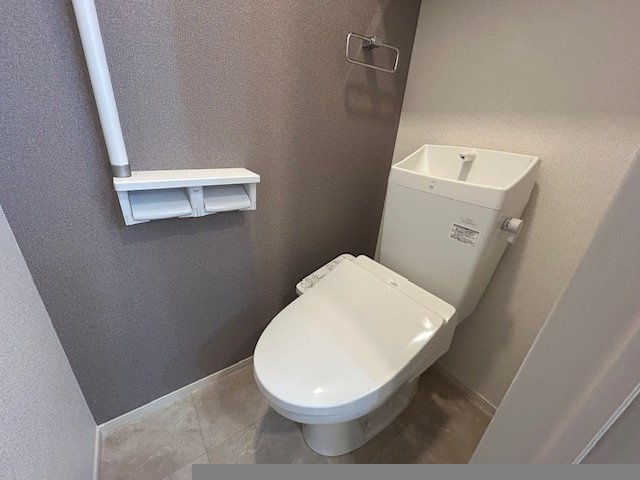 朝倉市馬田のアパートのトイレ|落ち着いた色調のトイレです