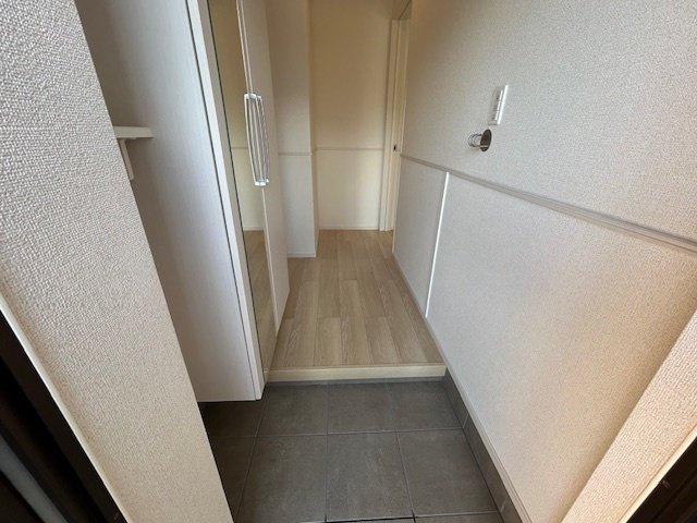 朝倉市馬田のアパートの玄関|収納もある玄関です