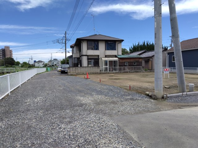 『北鴻巣駅』西口15分・約67坪の北西角地の外観|対象地の北側道路を西から撮影。物件は右側です。