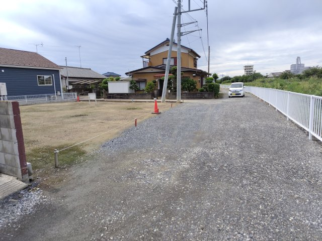 『北鴻巣駅』西口15分・約67坪の北西角地の外観|対象地の北側道路を東から撮影。物件は左側です。