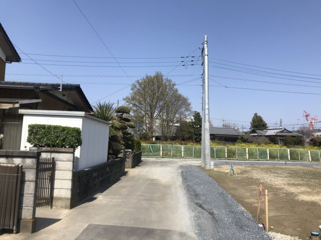 『北鴻巣駅』西口15分・約67坪の北西角地の前面道路含む現地写真|対象地の西側道路を南から撮影。物件は右側です。