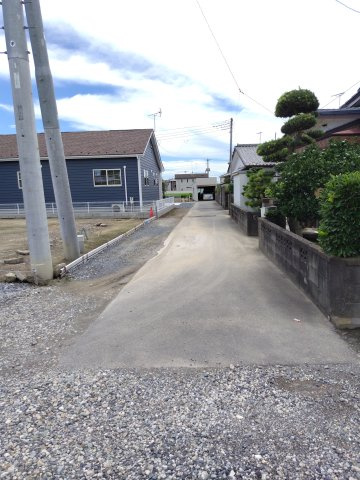 『北鴻巣駅』西口15分・約67坪の北西角地の周辺|対象地の西側道路を北から撮影。物件は左側です。