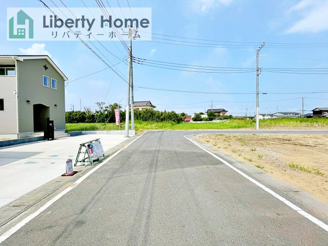 鹿嶋市平井東2丁目24-1期　新築戸建　1号棟の前面道路含む現地写真