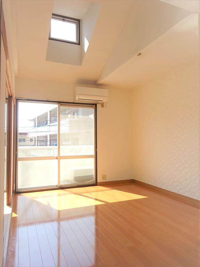 上津コーポE棟の寝室|風通しも良い明るい寝室です☆