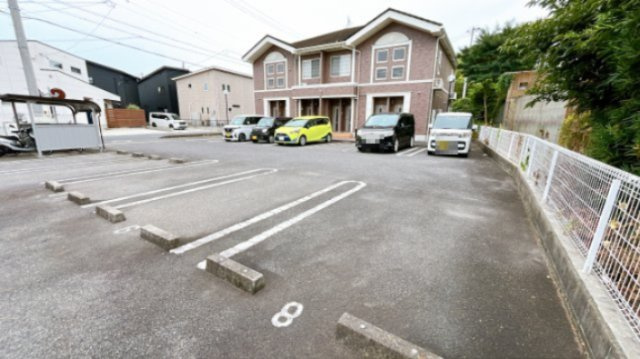 メゾンアンソレイエSの駐車場