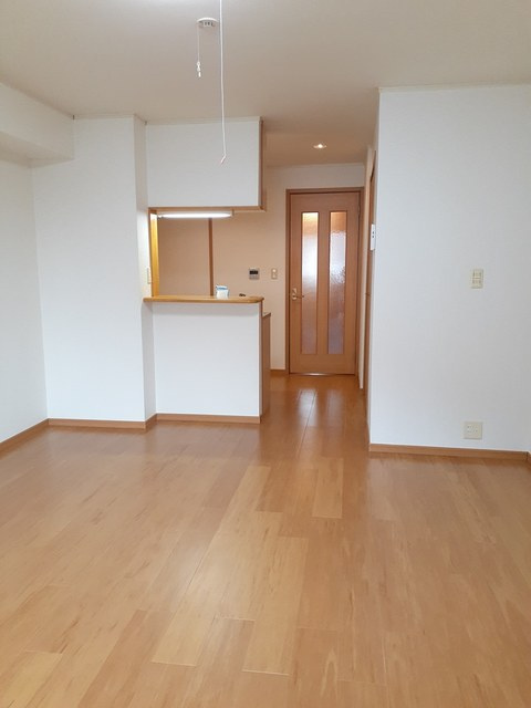 メゾンアンソレイエSの居間・リビング