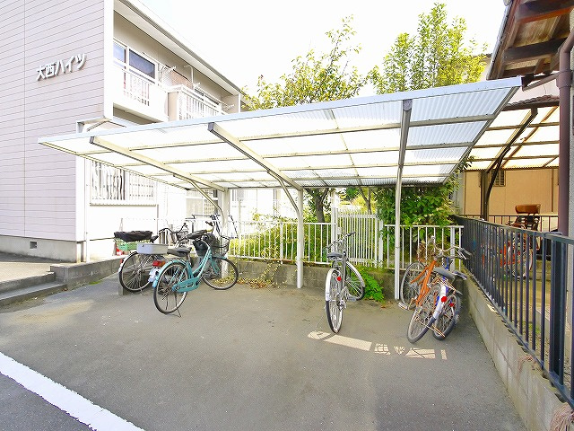 大西ハイツ（東九条町）のその他共用部分|ゆったりとした駐輪スペース。