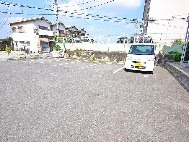 大西ハイツ（東九条町）の駐車場|駐車場があるので、車を買う予定の方も安心です