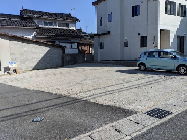 中島2丁目駐車場の駐車場|ロープを張って区画割をしております。