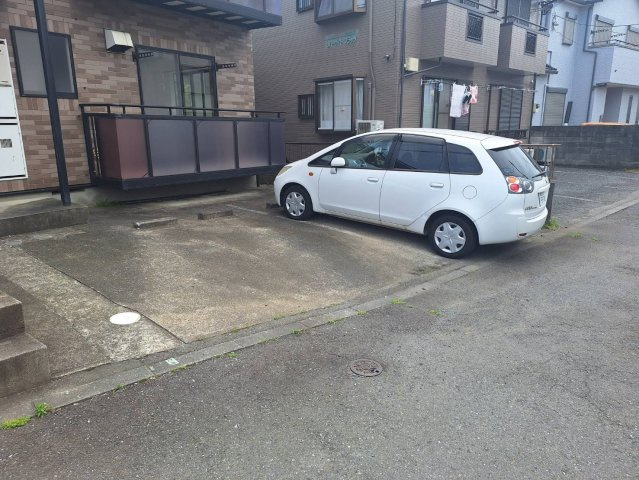 リーヴァ南平の駐車場