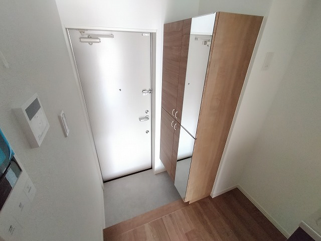 神戸市須磨区行幸町３丁目のアパートの玄関|シューズボックス付き