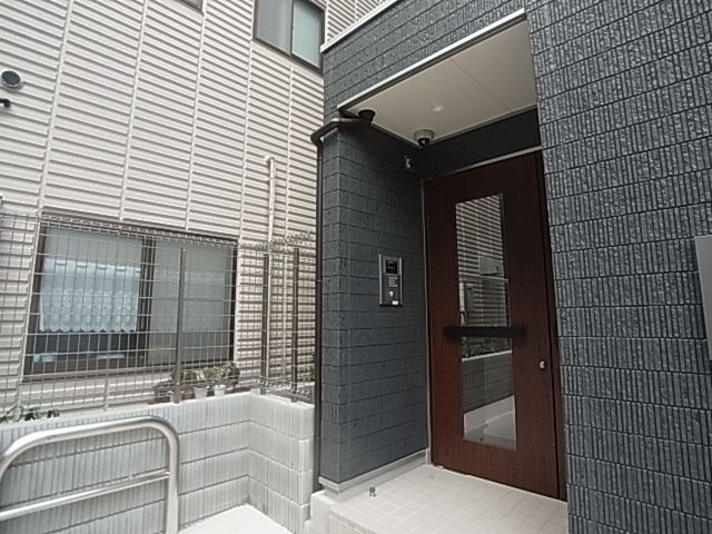 神戸市兵庫区駅南通３丁目の賃貸マンションのエントランス