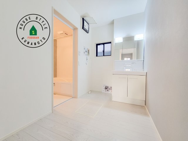 合志市幾久富第5-2棟（1号棟）　の脱衣所|ゆとりの洗面スペースで朝の身支度もスムーズに。暮らしを快適に変えるシャワー付洗面台です！