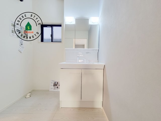 合志市幾久富第5-2棟（1号棟）　の独立洗面台|毎日使うものだから清潔な空間を保ちたい水回り。洗面にはそんな願いを解消させてくれる収納アイデアが満載です。三面鏡の裏側にはキャビネットが現れ小物から背の高い物まで収納できます。