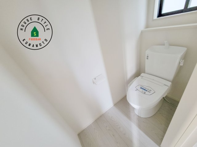 合志市幾久富第5-2棟（1号棟）　のトイレ|温水洗浄便座を完備しております。2ヶ所にトイレがあるのは朝の慌ただしい時間も安心です。