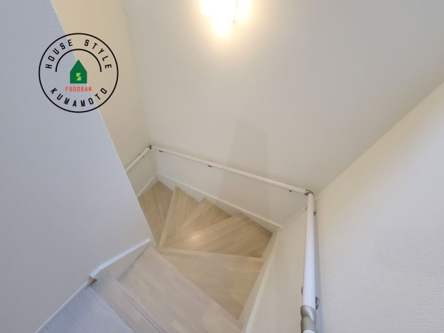 合志市幾久富第5-2棟（1号棟）　の内装|＜手すり付階段＞手すりがないと階段の昇り降りで危険なことはもちろん、壁に手をつきながら歩くことで壁紙が汚れやすくなります。すべての方に快適に昇り降りしていただくため、手すりを設置しました。