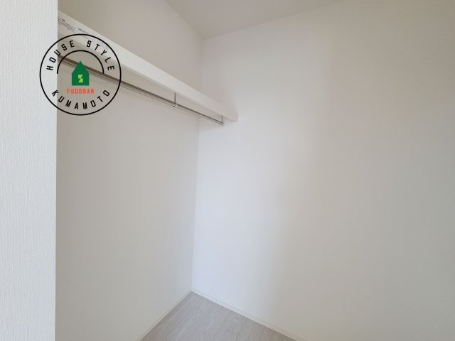 合志市幾久富第5-2棟（1号棟）　の収納|洋服や大きな荷物が多い方や人数の多いご家族などは、一般的なクローゼットよりもウォークインクローゼットのほうが使い勝手が良いです。