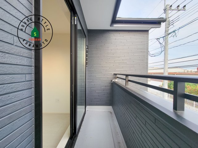 合志市幾久富第5-2棟（1号棟）　のバルコニー|風をしっかりと感じられるバルコニーでは、毎日が洗濯日和です。広々としているので洗濯も楽しくなるでしょうし、気分転換にバルコニーからの眺めを楽しむのもいいでしょう。