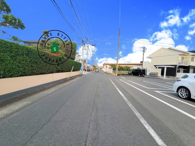 合志市幾久富第5-2棟（1号棟）　の前面道路含む現地写真|前面道路は閑静な住宅地をはしる車通りの少ない道路。お車の出し入れが苦手なママや小さなお子様にも安心ですね。しっかり舗装もされているので、ベビーカーや自転車で通っても快適に通行できます。