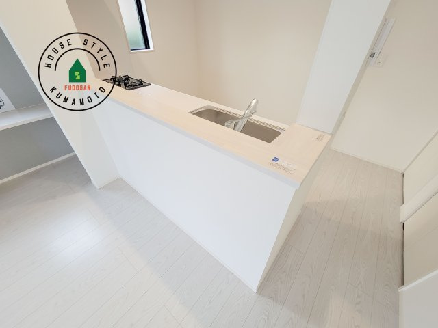 合志市幾久富第5-2棟（1号棟）　のダイニング|キッチンから立ち込める香りが今日の料理を期待させます。