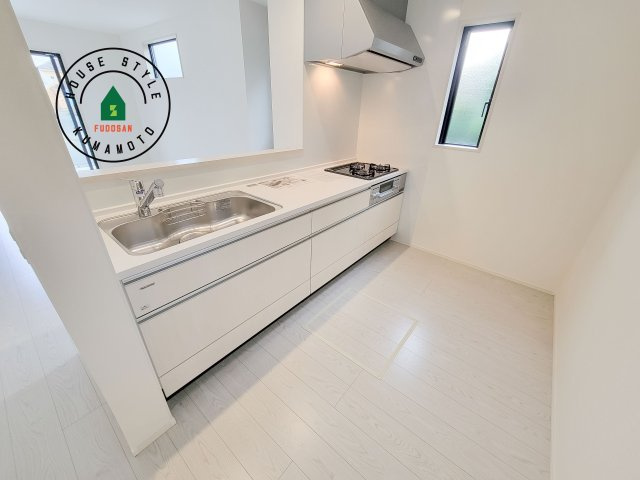 合志市幾久富第5-2棟（1号棟）　のキッチン|ダイニングテーブルへの配膳がラクラク、お料理はかどるカウンター付きシステムキッチン！