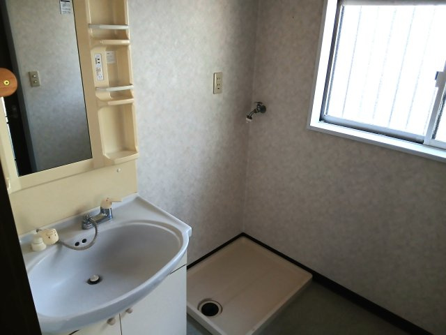 熊谷市小八林　中古戸建のその他|広くて明るい洗面脱衣室です