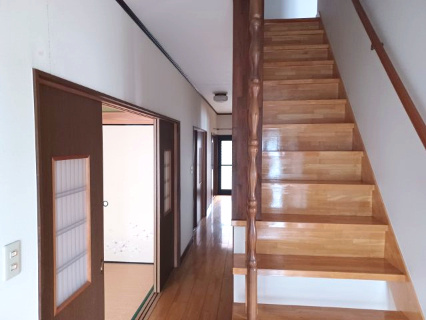 熊谷市小八林　中古戸建の内装|１階　階段（階段下収納があります）