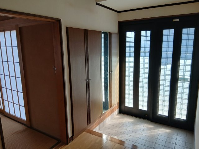 熊谷市小八林　中古戸建の玄関|収納部分も豊富でゆったりとした玄関です