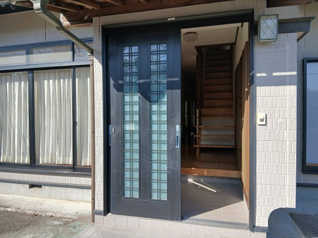 熊谷市小八林　中古戸建の玄関
