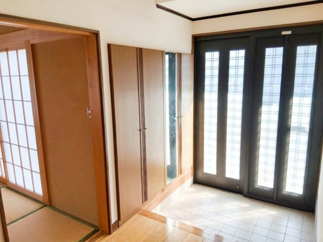 熊谷市小八林　中古戸建の玄関|収納部分も豊富でゆったりとした玄関です