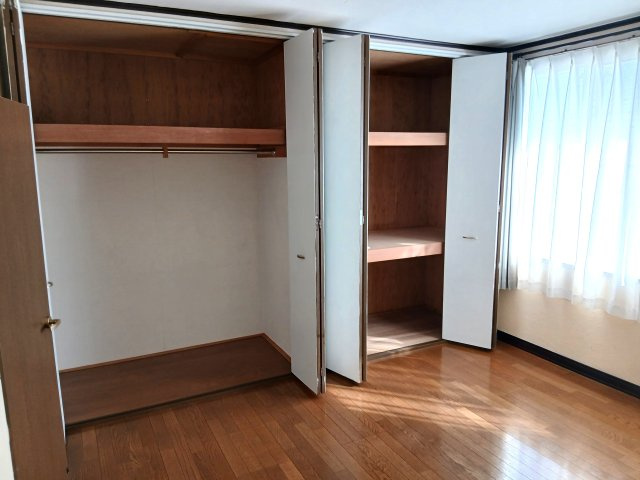 熊谷市小八林　中古戸建の収納|２階　西側洋室（８帖）大容量のクローゼットで収納スペースも沢山あります