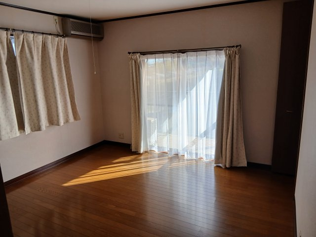 熊谷市小八林　中古戸建の洋室|２階　東側洋室（８帖）ベランダに出入り出来ます