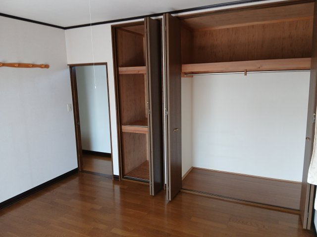 熊谷市小八林　中古戸建の収納|２階　東側洋室（８帖)　収納スペースも豊富です