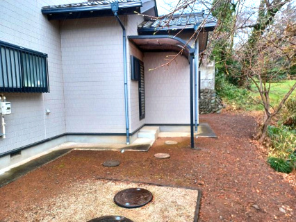 熊谷市小八林　中古戸建の前面道路含む現地写真|南側約6.4ｍ公道に約10.5ｍ接道、東側約4.4ｍ公道に約27.3ｍ接道