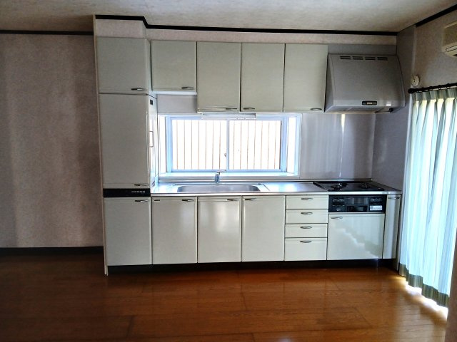 熊谷市小八林　中古戸建のキッチン|出窓もあるので明るく作業のしやすいキッチンです