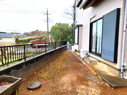 熊谷市小八林　中古戸建の前面道路含む現地写真|南側約6.4ｍ公道に約10.5ｍ接道、東側約4.4ｍ公道に約27.3ｍ接道