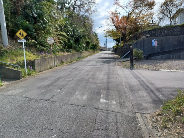 熊谷市小八林　中古戸建の前面道路含む現地写真|南側約6.4ｍ公道に約10.5ｍ接道、東側約4.4ｍ公道に約27.3ｍ接道