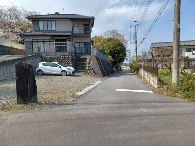 熊谷市小八林　中古戸建の前面道路含む現地写真|南側約6.4ｍ公道に約10.5ｍ接道、東側約4.4ｍ公道に約27.3ｍ接道
