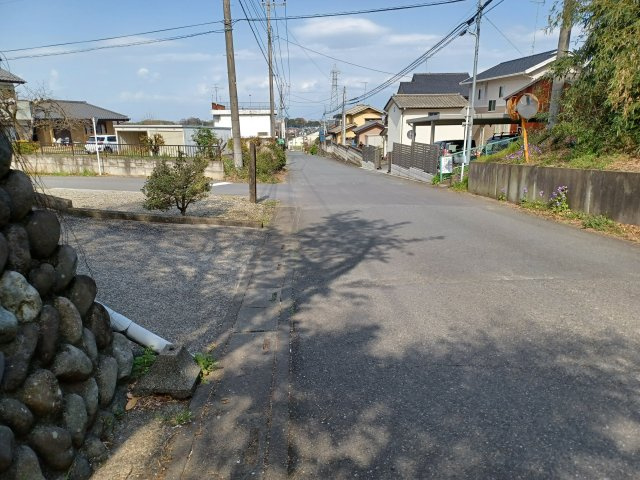 熊谷市小八林　中古戸建の前面道路含む現地写真|南側約6.4ｍ公道に約10.5ｍ接道、東側約4.4ｍ公道に約27.3ｍ接道