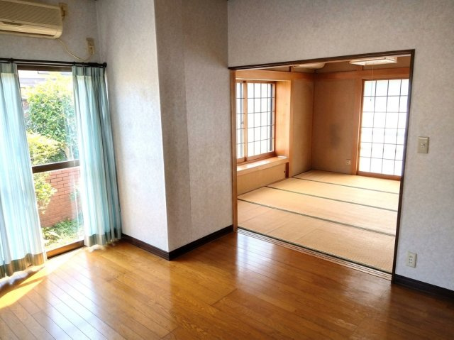熊谷市小八林　中古戸建の和室|ダイニングから和室の部屋を見た写真です。
ダイニングに隣接する和室は、開放すれば広々とした一続きの空間に。ライフスタイルに合わせて柔軟に使い分けられる便利な間取りです。