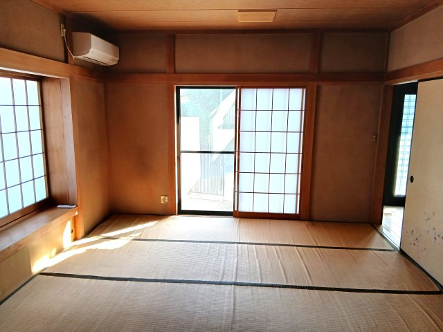 熊谷市小八林　中古戸建の和室|１階　東側和室（８帖）２面採光で明るく通風のよい和室です