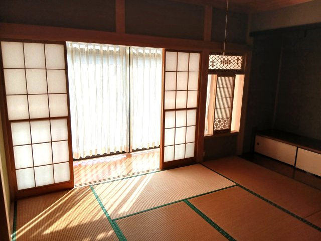 熊谷市小八林　中古戸建の和室|１階　南側和室（８帖）大きな窓で明るい和室です