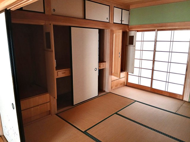 熊谷市小八林　中古戸建の和室|１階　北側和室（８帖）収納もあります