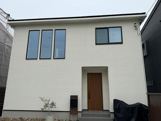 藤阪東町１丁目　中古一戸建ての外観|新しい生活にいかがでしょうか？外観はお住まいの顔になります。こだわりたいポイントですね。外壁塗装や屋根塗装のご相談も承っております。
■現地内覧・資金計画相談・住宅ローン相談もお問合せ受付中■