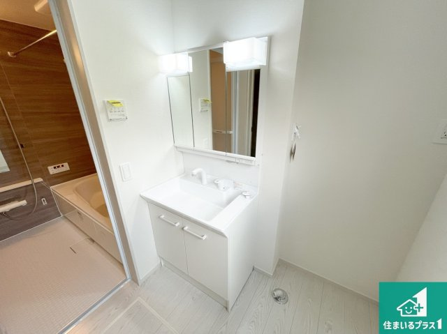 豊中市服部寿町　第1期　新築一戸建ての独立洗面台|清潔感のある洗面台です。フラットな鏡は掃除がしやすく毎日清潔！鏡裏には収納があるのでスッキリとした洗面台が保てます。