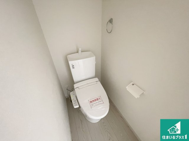 豊中市服部寿町　第1期　新築一戸建てのトイレ|1・2階の2ヶ所にあるので、朝の忙しい時間の順番待ちもなく、深夜の利用にも大変便利です。