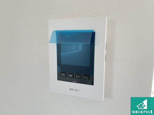 豊中市服部寿町　第1期　新築一戸建ての防犯設備|カラーモニターインターホン！声だけでなく来訪者の姿や顔がモニターで確認できるので、小さなお子様がいらっしゃるご家庭でも安心できます！