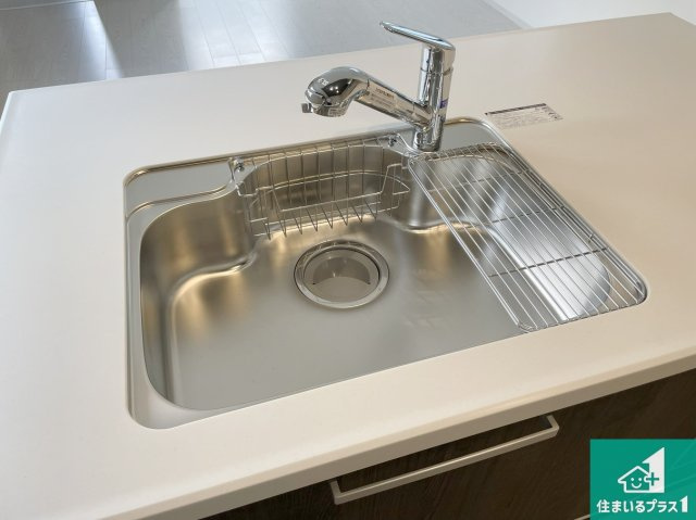 豊中市服部寿町　第1期　新築一戸建ての設備|蛇口の先端に浄水器を内蔵しています！原水と浄水、お湯と冷水、シャワーの切替えがワンタッチなので用途によって使い分けられます。